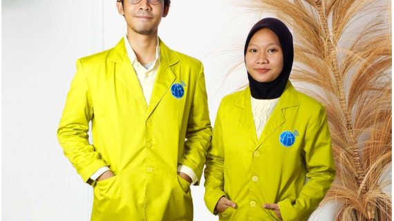 model almamater wanita