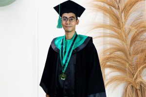 baju toga wisuda wanita