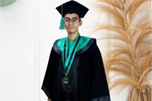 harga baju wisuda universitas